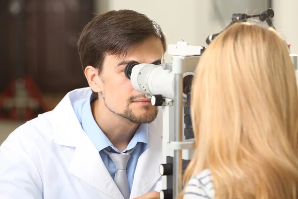 Médico masculino examinando paciente femenino —  Fotos de Stock