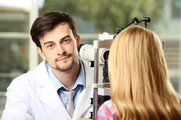 Médico masculino examinando paciente femenino —  Fotos de Stock