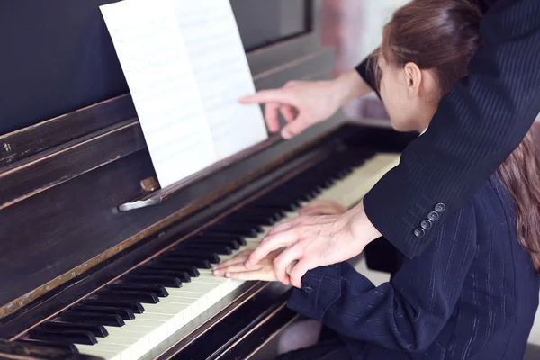 Insegnante treni per giocare pianoforte ragazza — Foto Stock