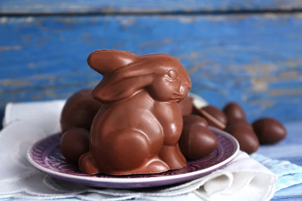 Пасхальный шоколадный кролик и яйца — стоковое фото