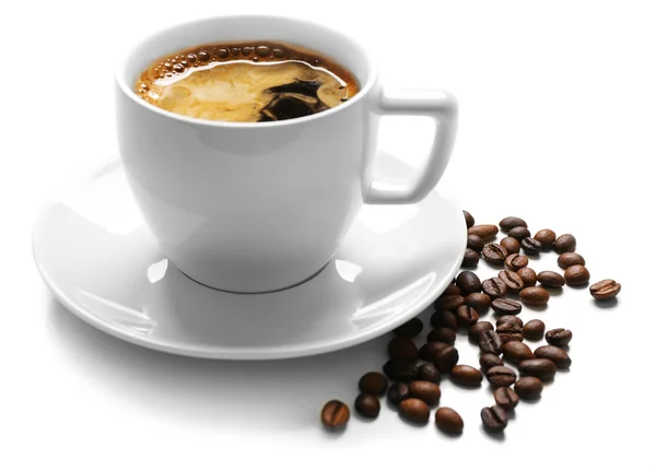 Une tasse de boisson savoureuse et de grains de café éparpillés, isolés sur du blanc — Photo