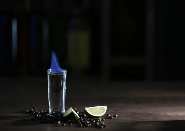 Yanan bir barda masada kahve çekirdekleri ile kireç kokteyl — Stok fotoğraf