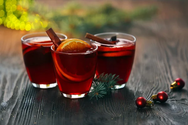 Vino caliente en mesa de madera — Foto de Stock