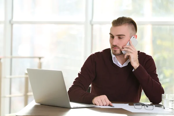 Affärsman som arbetar med bärbar dator — Stockfoto