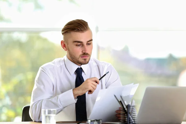 Homme d'affaires travaillant avec un ordinateur portable — Photo