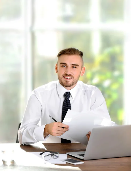 Zakenman werkt met laptop — Stockfoto