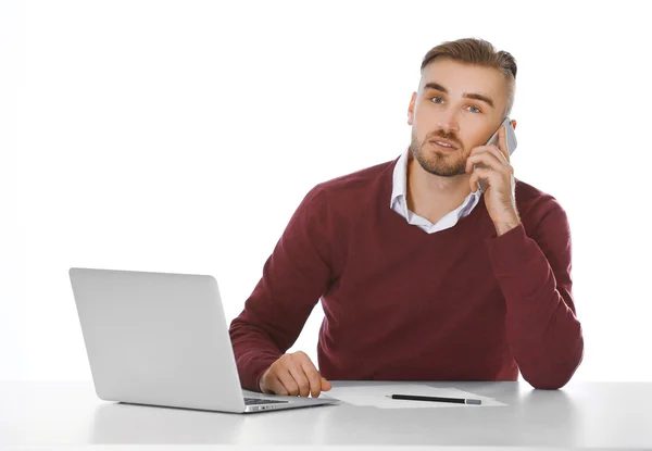 Бизнесмен, работающий с ноутбуком — стоковое фото