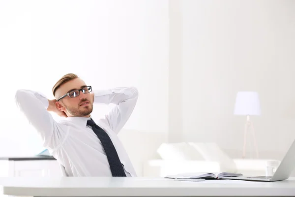 Geschäftsmann arbeitet mit Laptop — Stockfoto