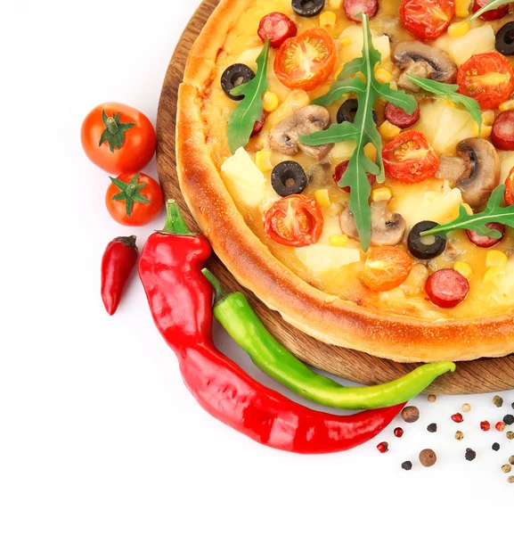 Pyszne pizza z warzywami, na białym tle — Zdjęcie stockowe