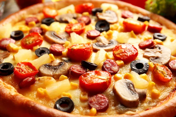 Lezzetli pizza ile sebze ve et, yakın çekim — Stok fotoğraf