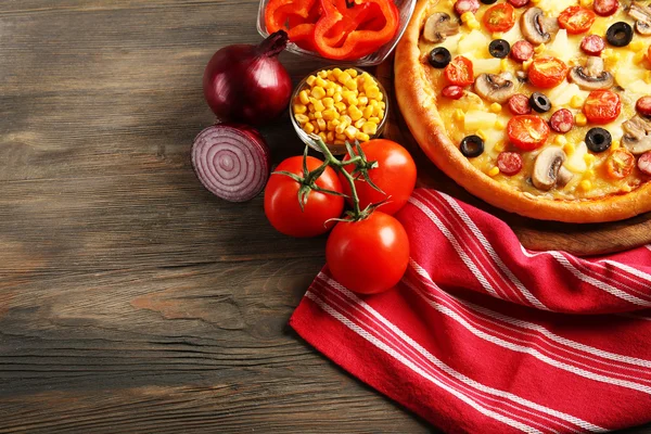 Deliziosa pizza con verdure, carne su tovagliolo rosso, primo piano — Foto Stock