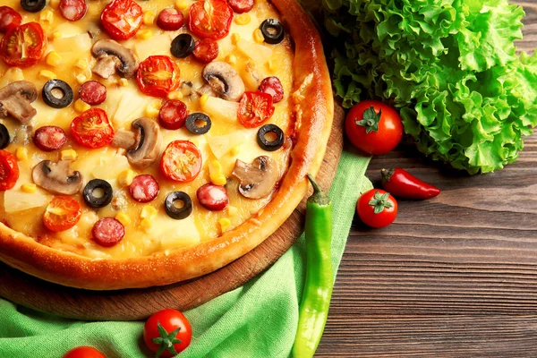 Deliziosa pizza con verdure e carne su tovagliolo verde, primo piano — Foto Stock