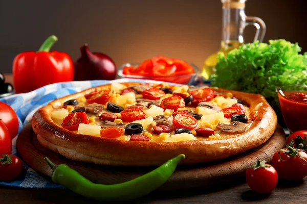 Deliciosa pizza con verduras y carne sobre fondo marrón —  Fotos de Stock