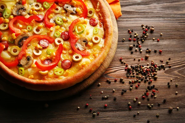Deliciosa pizza con verduras y carne sobre mesa de madera —  Fotos de Stock