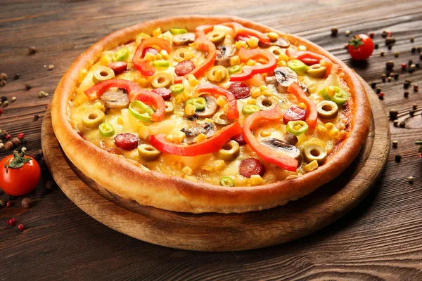 Pizza deliciosa com pimenta na mesa de madeira — Fotografia de Stock
