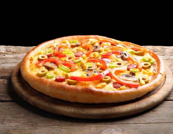 Deliziosa pizza con verdure su sfondo nero — Foto Stock