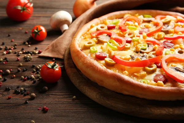 Pyszne pizza z warzywami na drewnianym stole — Zdjęcie stockowe