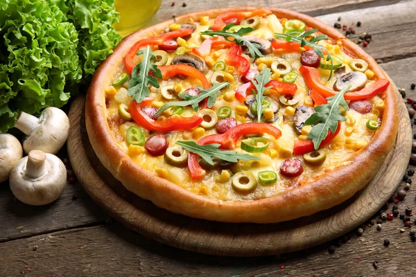 Leckere Pizza mit Salat und Champignon auf Holzboden — Stockfoto