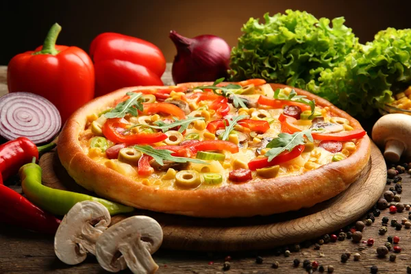 Pyszne pizza z warzywami na brązowym tle — Zdjęcie stockowe