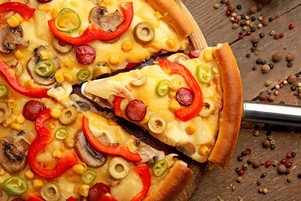Pyszną pizzę z warzyw i kawałek na łopatę, szczelnie-do góry — Zdjęcie stockowe