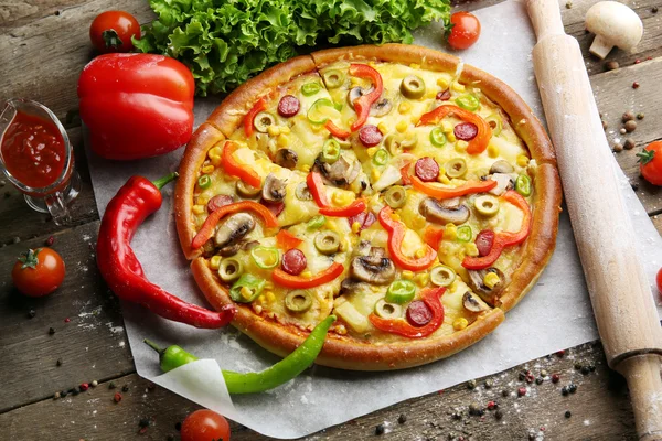 Deliciosa pizza fatiada com legumes, close-up — Fotografia de Stock