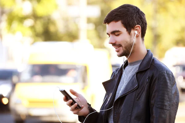 Hombre escuchando música al aire libre —  Fotos de Stock