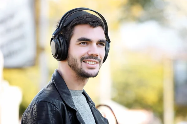 Man listening to music outdoors — Stock Photo, Image