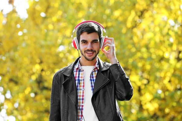 Hombre escuchando música en un parque —  Fotos de Stock