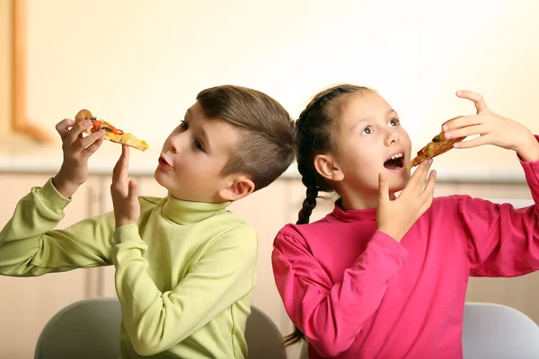 Crianças comendo pizza — Fotografia de Stock