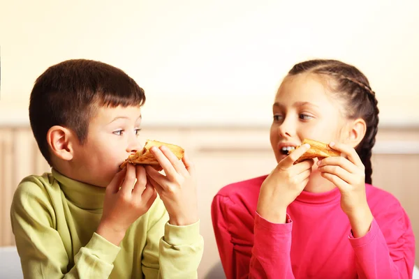 Barn som äter pizza — Stockfoto