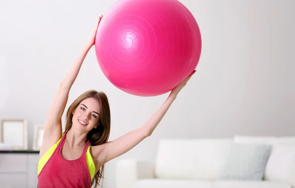 Ragazza che fa esercizi — Foto Stock