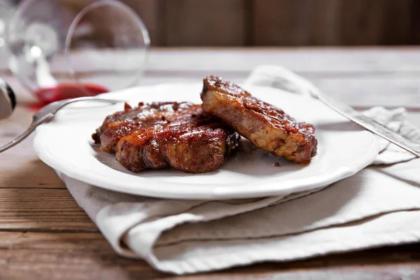 Roasted beef fillet on plate, on wooden background — Stock Photo, Image