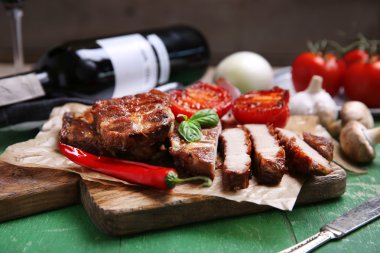 Kavrulmuş sığır filetosu ve sebze ahşap arka plan üzerinde kesme tahtası üzerinde