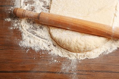 Pizza için Hamur ve ahşap masada merdane.