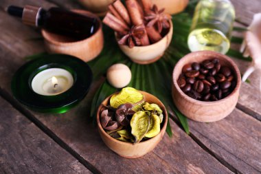 Ahşap masa palmiye yaprağı güzel spa ayarı