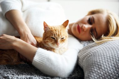 kadın kırmızı kedi ile döşeme