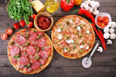 Masada malzemelerle lezzetli lezzetli Pizza