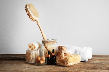 Çeşitli doğal banyo araçlar ahşap tablo