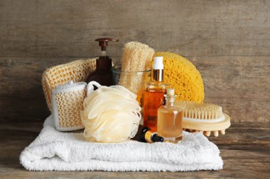 Çeşitli doğal banyo araçlar ahşap arka plan üzerinde