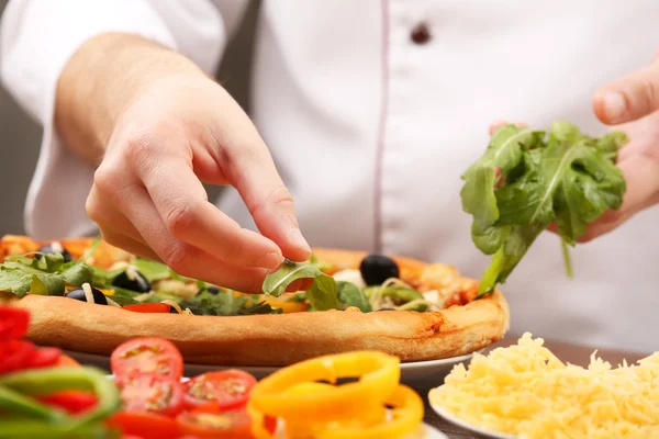 Köchin zubereitet köstliche Pizza im Restaurant, Nahaufnahme — Stockfoto