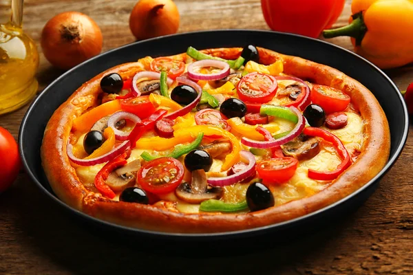 Pizza deliciosa com legumes, na mesa de madeira, close-up — Fotografia de Stock