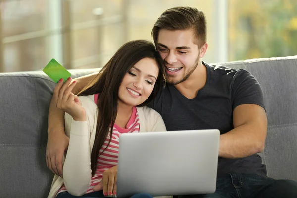 Szczęśliwa para za pomocą karty kredytowej — Zdjęcie stockowe