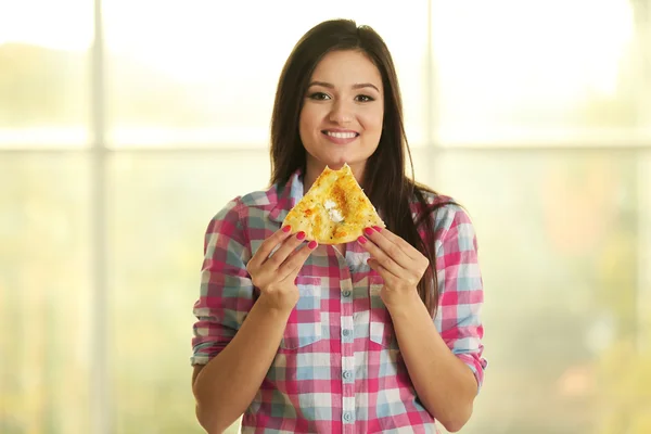 Vacker flicka äter god pizza — Stockfoto