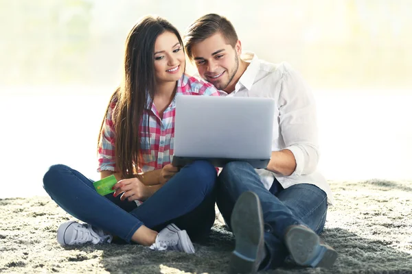 Casal feliz usando cartão de crédito — Fotografia de Stock