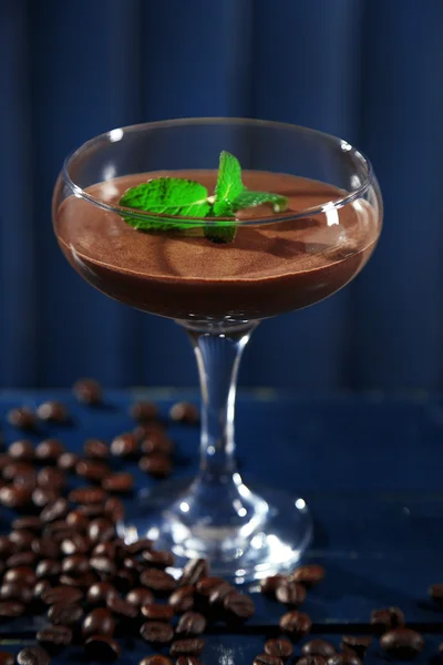 Dessert au chocolat en verre sur fond de bois couleur — Photo