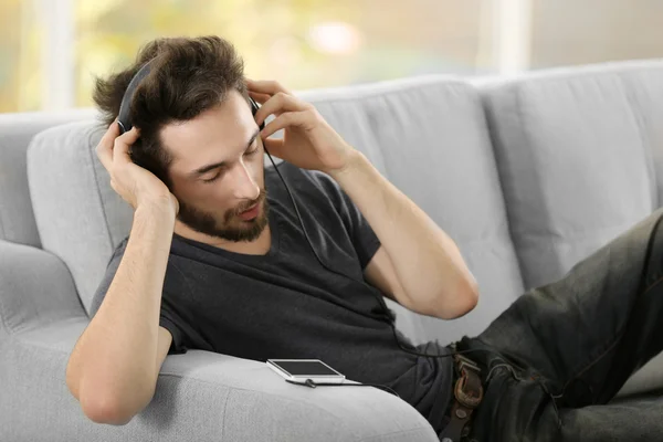 Человек слушает музыку с наушниками — стоковое фото