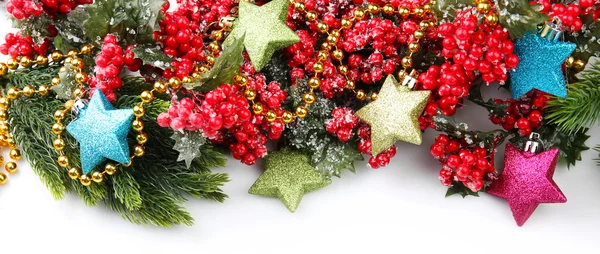 Weihnachtsbaumzweig mit roten Beeren und Dekorationen — Stockfoto