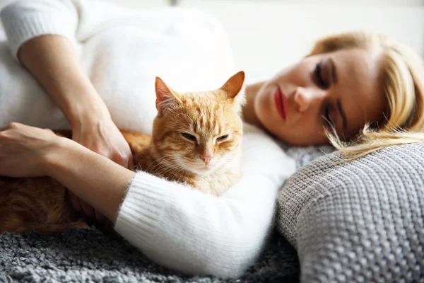 Mulher que estabelece com gato vermelho — Fotografia de Stock