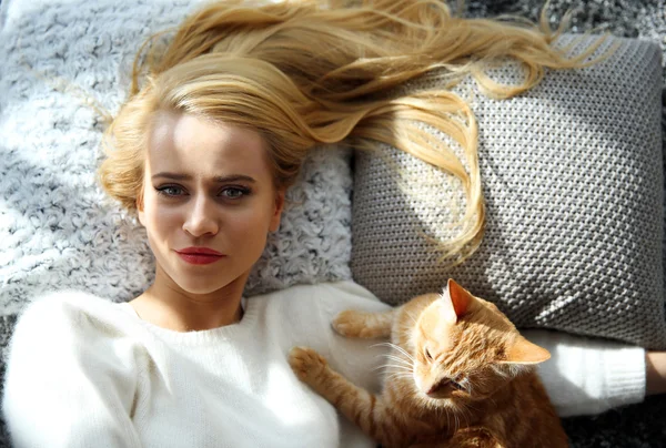 Femme pose avec chat rouge — Photo