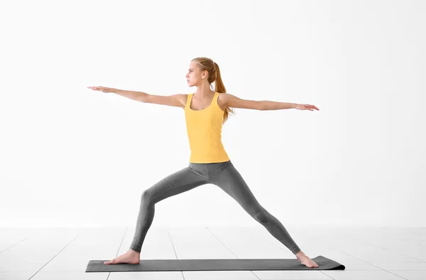 Vrouw doet yoga oefeningen — Stockfoto